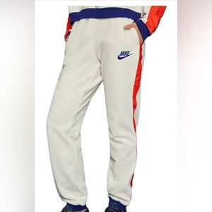 No draw strings Nike sweatpants. Good condition